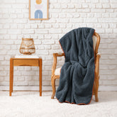 Karaca Home Faye TV-Decke Indigo aus Polyester, 115 × 160 cm