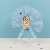 Magnetische Babyfigur hellblau – Süsses Baby in Hand mit Glitzertüll