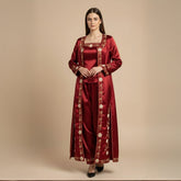 Traditionelles Kına-Gecesi-Bindalli in Bordeauxrot – Satin mit goldener Stickerei