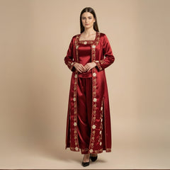 Traditionelles Kına-Gecesi-Bindalli in Bordeauxrot – Satin mit goldener Stickerei