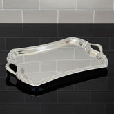 Versilbertes Meisterstück: Mittelgrosses rechteckiges Tablett mit edlem Glanz