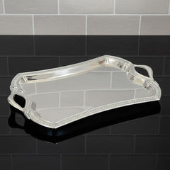 Versilbertes Meisterstück: Mittelgrosses rechteckiges Tablett mit edlem Glanz