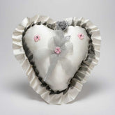 Herzförmiges Verlobungskissen – elegantes Ringkissen mit Spitze, Blumen und Schleife