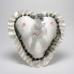 Herzförmiges Verlobungskissen – elegantes Ringkissen mit Spitze, Blumen und Schleife