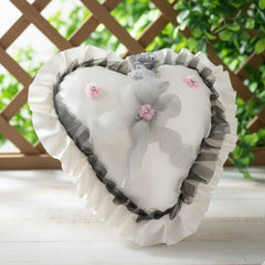 Herzförmiges Verlobungskissen – elegantes Ringkissen mit Spitze, Blumen und Schleife