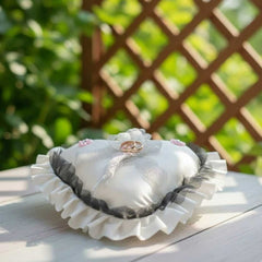 Herzförmiges Verlobungskissen – elegantes Ringkissen mit Spitze, Blumen und Schleife