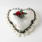 Herzförmiges Verlobungskissen – elegantes Ringkissen mit roter Rose, Spitze und Schleife