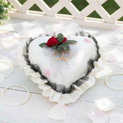 Herzförmiges Verlobungskissen – elegantes Ringkissen mit roter Rose, Spitze und Schleife