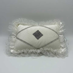 Elegantes Verlobungskissen – rechteckiges Ringkissen in Weiss mit Rüschen und Strassdekor