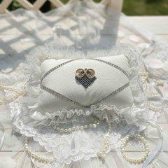 Elegantes Verlobungskissen – rechteckiges Ringkissen in Weiss mit Rüschen und Strassdekor