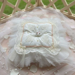 Quadratisches Verlobungskissen mit Spitze und Tauben