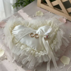 Herzförmiges Verlobungskissen mit Spitze und Tauben – Cremefarben