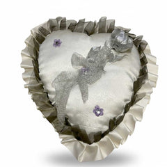 Herzförmiges Verlobungskissen mit silberner Rose und Rüschenrand – Cremefarben