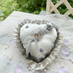 Herzförmiges Verlobungskissen mit silberner Rose und Rüschenrand – Cremefarben