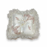 Quadratisches Verlobungskissen mit Spitze, Perlen und Tauben – Cremefarben