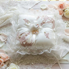Quadratisches Verlobungskissen mit Spitze, Perlen und Tauben – Cremefarben