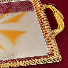 Vergoldetes Meisterstück: Mittelgrosses rechteckiges Tablett mit edlem Glanz