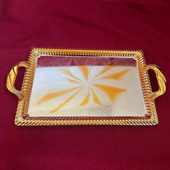 Vergoldetes Meisterstück: Mittelgrosses rechteckiges Tablett mit edlem Glanz