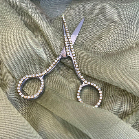 Silberne Schere mit Edelsteinen für Verlobungstablett