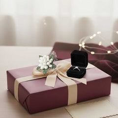 10er Mini Deko-Blumenstrauss – 10 cm weiße Kunstblume mit Tüll und Blättern