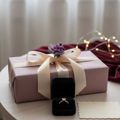 10er Mini Deko-Blumenstrauss – 10 cm violette Kunstblume mit Tüll und Blättern