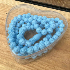 Chapelet parfumé à la rose dans une boîte cœur, bleu