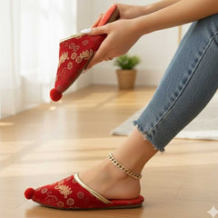 Paar Pomponverzierte Samt-Hausschuhe im Bindallı-Design – Rote Orientalische Pantoffeln für Henna & Hochzeit