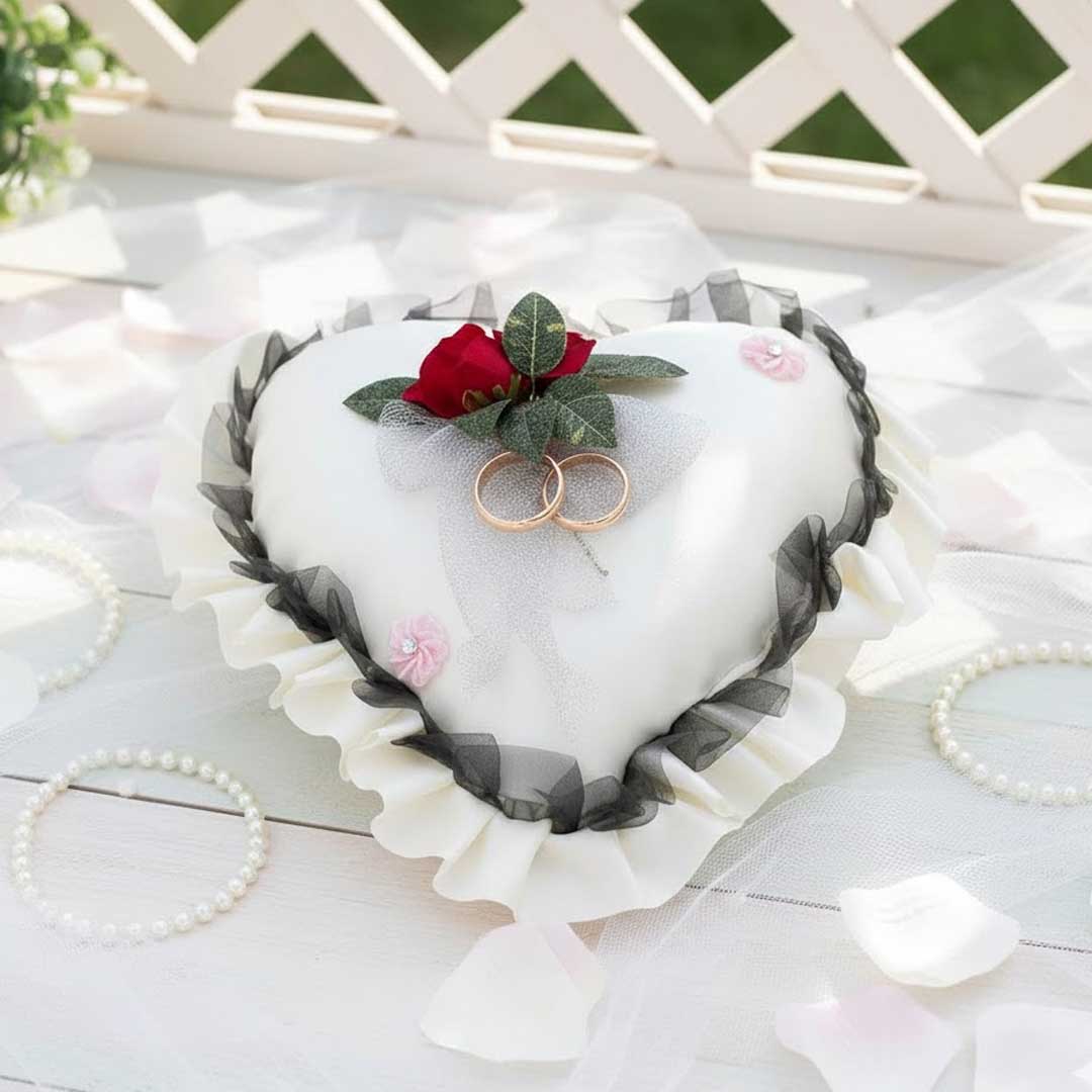 Herzförmiges Verlobungskissen – elegantes Ringkissen mit roter Rose, Spitze und Schleife