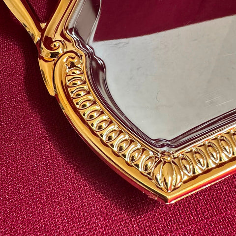 Vergoldetes Meisterstück: Mittelgroßes rechteckiges Tablett mit edlem Glanz