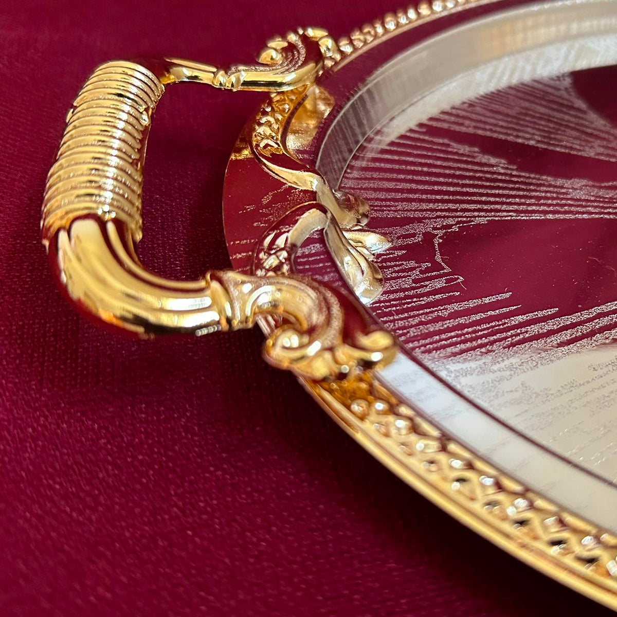 Vergoldetes Meisterstück: Mittelgroßes ovales Tablett mit edlem Glanz