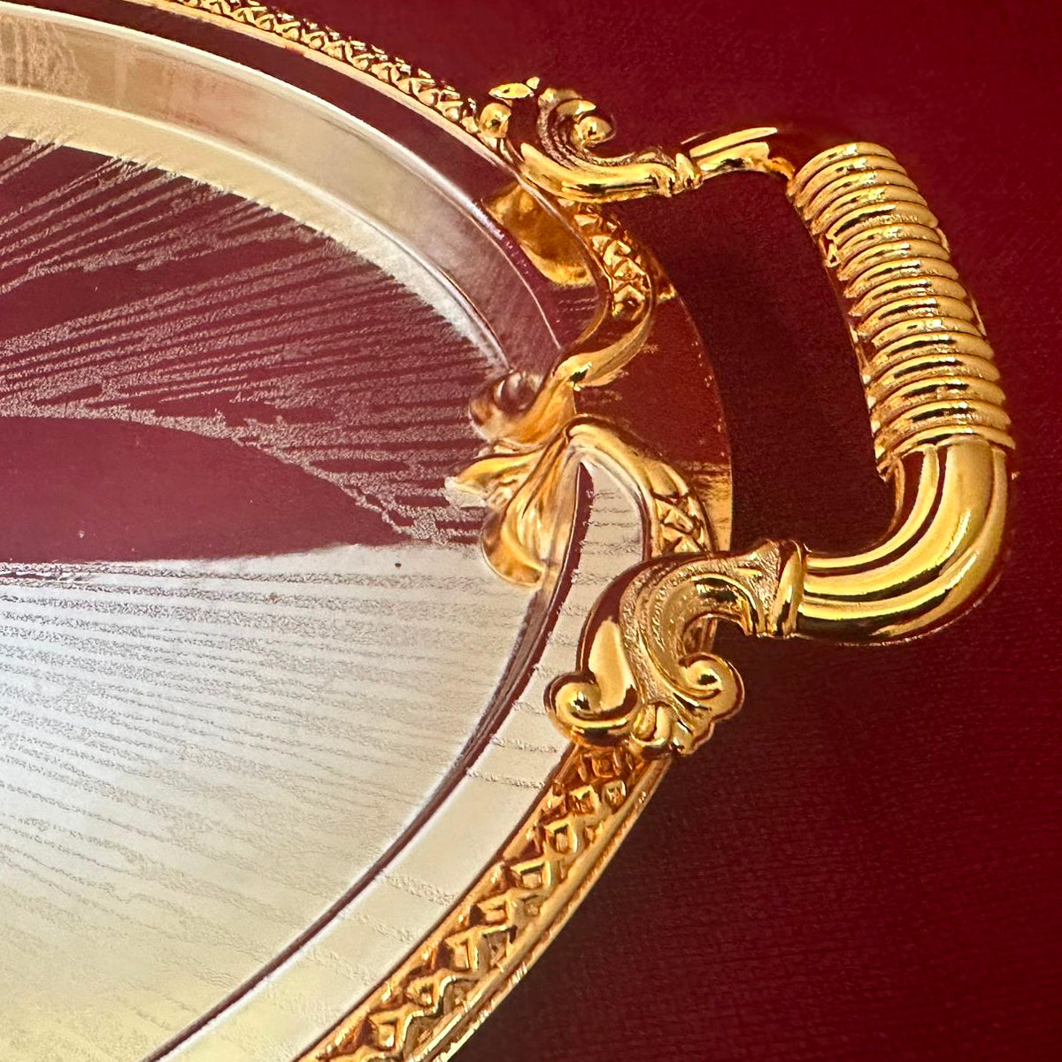 Vergoldetes Meisterstück: Mittelgroßes ovales Tablett mit edlem Glanz
