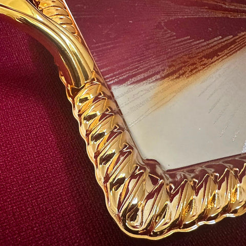 Vergoldetes Meisterstück: Mittelgroßes rechteckiges Tablett mit edlem Glanz
