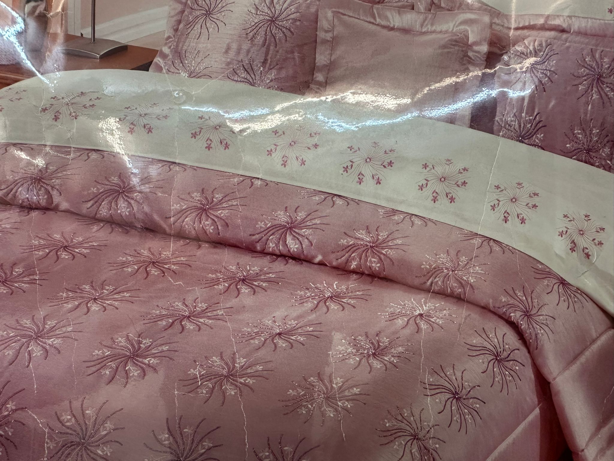 Diva Luxus-Tagesdecke für Doppelbett – Lila Eleganz für Ihr Schlafzimmer